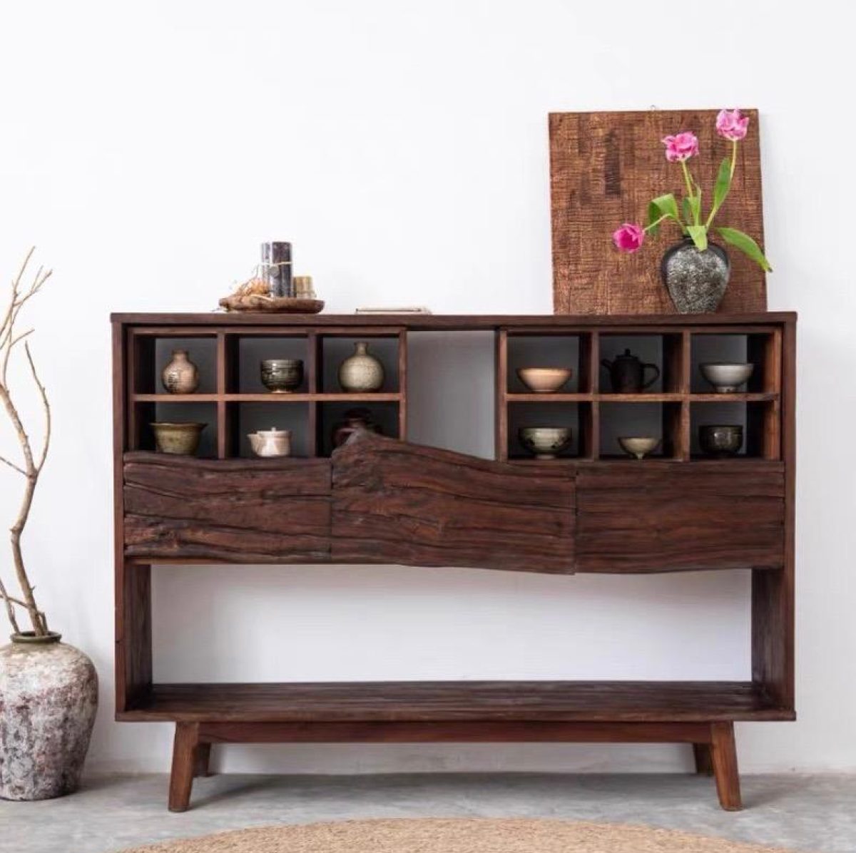 Tận hưởng Vẻ Đẹp Mộc Mạc Của Thiên Nhiên Với Tủ Kệ Gỗ Lũa
